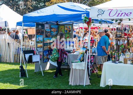 West Islip, New York, USA - 22. September 2019: Leute, Shopping und Fragen an die Lieferanten bei der jährlichen West Islip waren fair. Stockfoto