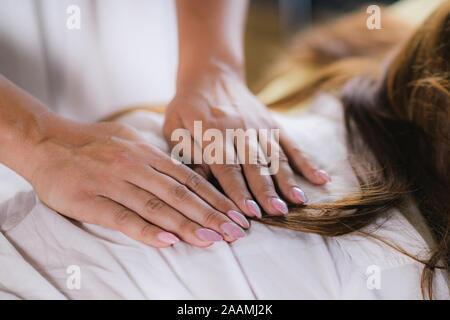 Hände reiki behandlung Stockfoto