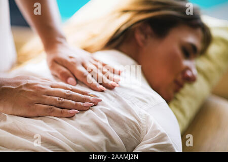 Reiki zurück Therapie Stockfoto