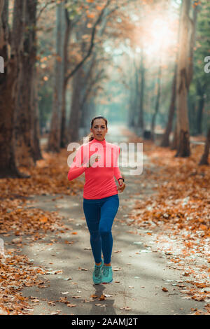 Frau in einem Park Joggen Stockfoto