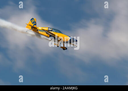 NEW WINDSOR, NY - 15. SEPTEMBER 2018: Matt Chapman in der Embry-Riddle Extra 300 an der Stewart International Airport während der New York Airsh durchführen Stockfoto