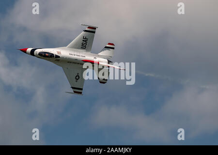 NEW WINDSOR, NY - 15. SEPTEMBER 2018: USAF Thunderbirds an der Stewart International Airport während der New York Airshow durchführen. Staffel ist die offici Stockfoto