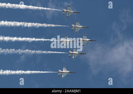 NEW WINDSOR, NY - 15. SEPTEMBER 2018: USAF Thunderbirds an der Stewart International Airport während der New York Airshow durchführen. Staffel ist die offici Stockfoto