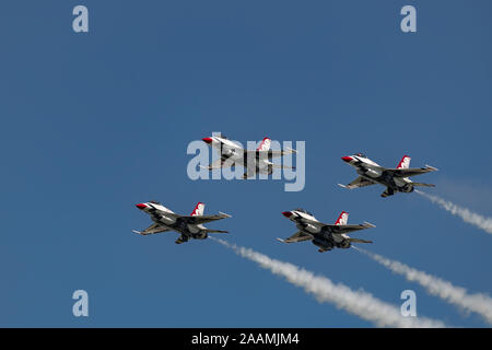 NEW WINDSOR, NY - 15. SEPTEMBER 2018: USAF Thunderbirds an der Stewart International Airport während der New York Airshow durchführen. Staffel ist die offici Stockfoto