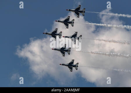 NEW WINDSOR, NY - 15. SEPTEMBER 2018: USAF Thunderbirds an der Stewart International Airport während der New York Airshow durchführen. Staffel ist die offici Stockfoto