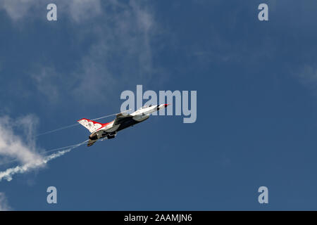 NEW WINDSOR, NY - 15. SEPTEMBER 2018: USAF Thunderbirds an der Stewart International Airport während der New York Airshow durchführen. Staffel ist die offici Stockfoto