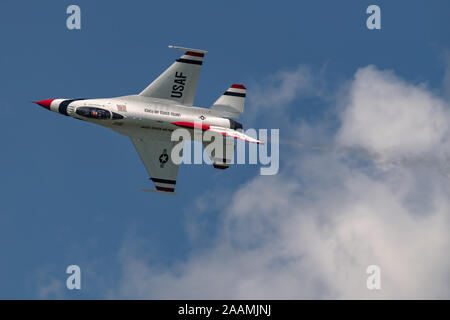 NEW WINDSOR, NY - 15. SEPTEMBER 2018: USAF Thunderbirds an der Stewart International Airport während der New York Airshow durchführen. Staffel ist die offici Stockfoto