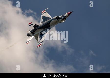 NEW WINDSOR, NY - 15. SEPTEMBER 2018: USAF Thunderbirds an der Stewart International Airport während der New York Airshow durchführen. Staffel ist die offici Stockfoto