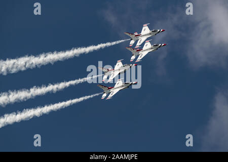 NEW WINDSOR, NY - 15. SEPTEMBER 2018: USAF Thunderbirds an der Stewart International Airport während der New York Airshow durchführen. Staffel ist die offici Stockfoto