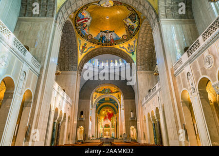 Innenraum,Apsis, Basilika Nationalheiligtum der Unbefleckten Empfängnis in Washington DC, USA. Stockfoto