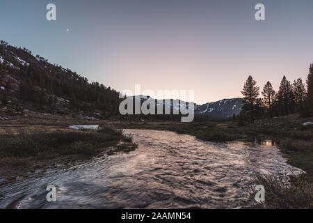 Sonnenuntergang über Lee Vining Creek auf der Tioga Pass in den Yosemite, Kalifornien Stockfoto