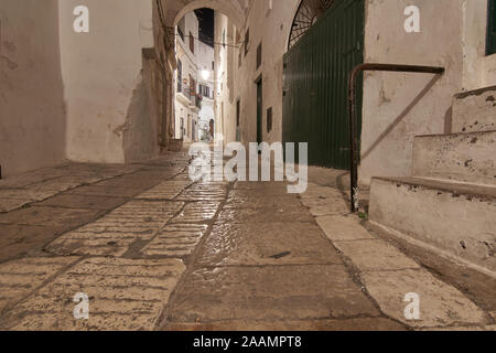 Alten Gassen der malerischen Altstadt bei Nacht Ostuni Apulien Italien. Stockfoto