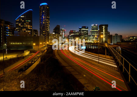 Blaue Stunde lange Belichtung Stadtbild aus der Docklands Light Railway und der Canary Wharf im Abstand genommen. Stockfoto