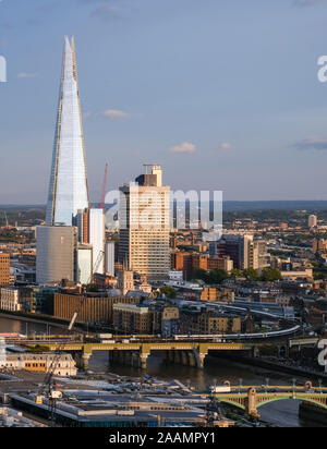 Ein Blick auf den Shard und London. Ein Zug der Linie kann man aus dem Bahnhof London Bridge. Stockfoto