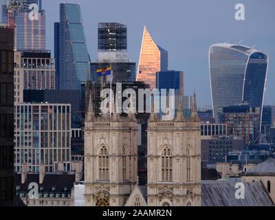 Blick auf die Stadt London und Westminster Abbey bei Sonnenuntergang, mit Licht gesehen fällt das Skalpell Gebäude. Stockfoto