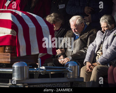 Des Moines, Iowa, USA. 22 Nov, 2019. Familie Mitglieder der US Marine Corps finden Private Channing Whitaker Bogen ihre Köpfe während Whitaker's reinterment Service in Glendale Friedhof. Whitaker starb in der Schlacht um tarawa an November 22, 1943. Er war auf Betio Insel begraben, in den Gilbert Inseln, und seine Überreste wurden im März 2019 erholt. Er war durch einen DNA-Abgleich mit Hinterbliebene in Iowa identifiziert. Credit: ZUMA Press, Inc./Alamy leben Nachrichten Stockfoto