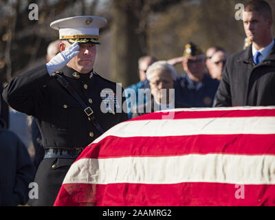 Des Moines, Iowa, USA. 22 Nov, 2019. Us Marine Maj. JOHANNES SHECKELLS begrüßt die Schatulle des US Marine Corps finden Private Channing Whitaker während Whitaker's reinterment Service. Whitaker starb in der Schlacht um tarawa an November 22, 1943. Er war auf Betio Insel begraben, in den Gilbert Inseln, und seine Überreste wurden im März 2019 erholt. Er war durch einen DNA-Abgleich mit Hinterbliebene in Iowa identifiziert. Credit: ZUMA Press, Inc./Alamy leben Nachrichten Stockfoto