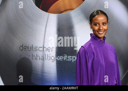 Köln, Deutschland. 22 Nov, 2019. Model Sara Nuru kommt zu dem Deutschen Nachhaltigkeitspreis 2019 ausgezeichnet. Quelle: Henning Kaiser/dpa/Alamy leben Nachrichten Stockfoto