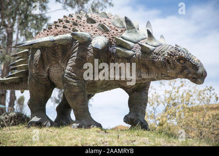 SUCRE, Bolivien - 16. Oktober 2019: Echte Größe Dinosaurier, Kreidezeit Park Cal Orcko Stockfoto