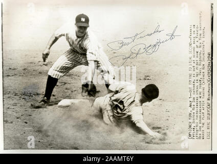 Vintage autographierte AP Wirephoto der New York Yankees infielder Phil Rizzuto ein Läufer kennzeichnen in der zweiten Base ca. 1941. Stockfoto