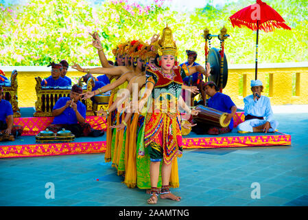 Cha-am, Indonesien - September 2, 2019: Traditionelle Garuda Wisnu Ballett Tanz an der GWK Cultural Park durchgeführt Stockfoto