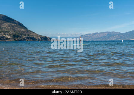 Penticton, British Columbia/Kanada - 21. September 2019: Frau rudern paddle Board über den Okanagan Lake an einem sonnigen Tag, einem beliebten Sommer Aktivitäten Stockfoto