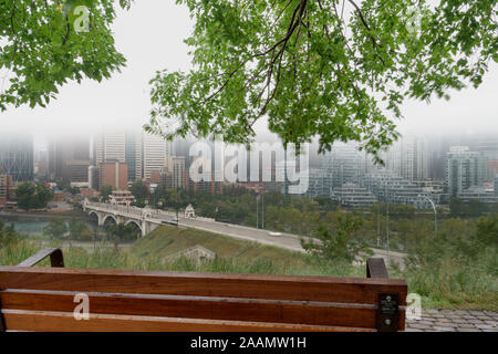 Stadtbild Calgary in Alberta in der Nacht in einer nebligen Tag, Kanada. Stockfoto