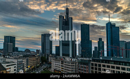 FRANKFURT, DEUTSCHLAND: Oktober 5th, 2019: Blick auf die Stadt im Zentrum von Frankfurt, mit moderner Architektur in den Hintergrund. Stockfoto