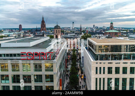 FRANKFURT, DEUTSCHLAND, 5. OKTOBER 2019 Fassade von ESPRIT Store und das Stadtbild in Frankfurt am Main. Stockfoto