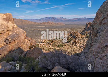 Wüste Vista durch eine felsige Fenster auf Teutonia Peak in der Mojave National Preserve in Kalifornien Stockfoto