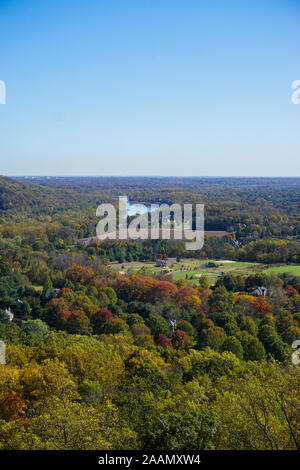 Washington Crossing, PA: Blick auf den Delaware River und Pennsylvania Landschaft von Bowman's Hill Tower in Washington Crossing Historic Park. Stockfoto