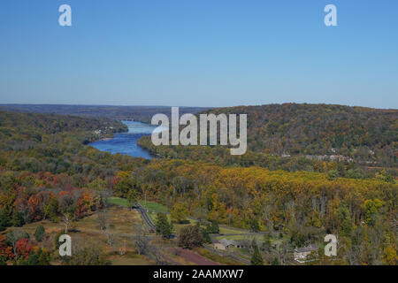 Washington Crossing, PA: Blick auf den Delaware River und Pennsylvania Landschaft von Bowman's Hill Tower in Washington Crossing Historic Park. Stockfoto