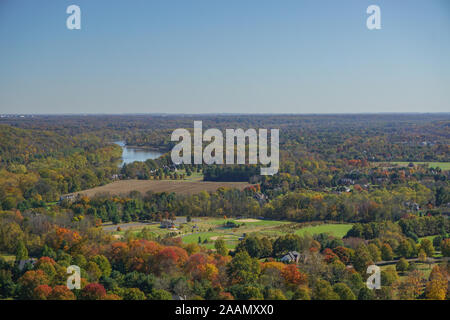 Washington Crossing, PA: Blick auf den Delaware River und Pennsylvania Landschaft von Bowman's Hill Tower in Washington Crossing Historic Park. Stockfoto