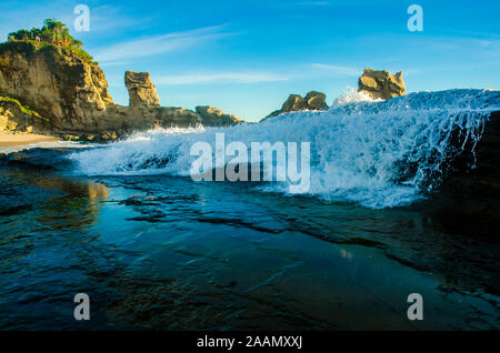 Seawaves am Strand in Klayar Strand, Pacitan, Ost Java Stockfoto