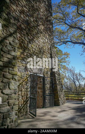 Washington Crossing, PA: Der Eingang zum Bowman's Hill Tower (1931), in Washington Crossing Historic Park. Stockfoto