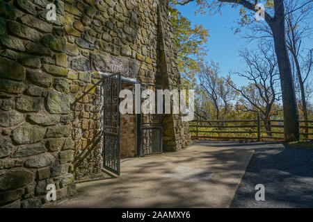 Washington Crossing, PA: Der Eingang zum Bowman's Hill Tower (1931), in Washington Crossing Historic Park. Stockfoto