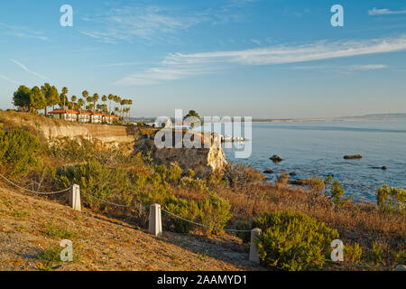 Pismo Beach Felsen und Klippen der Küste Hotel bei Sonnenuntergang, Kalifornien Küste Stockfoto