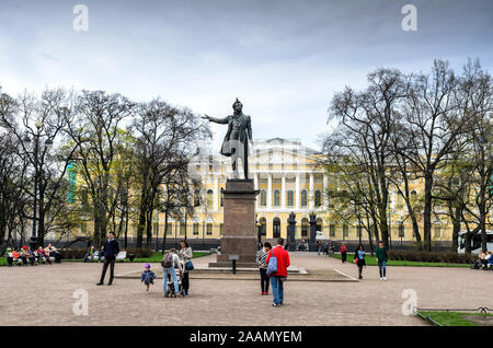 Sankt Petersburg, Russland, 6. Mai 2015: Denkmal des großen russischen Dichters Alexander Puschkin auf dem Platz der Künste Stockfoto