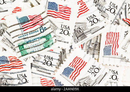 SEATTLE, Washington - November 22, 2019: 1969 Briefmarke mit United Flaggenstaaten über Weiße Haus fliegen auf Hintergrund der Stempel von den 1980er Jahren. Scott #1338 Stockfoto