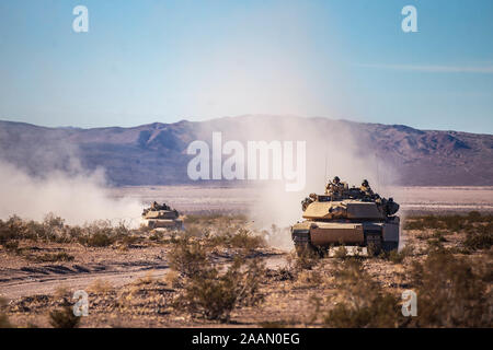 Us Marine Corps M1A1 Abrams Panzer mit 2. Tank Battalion, 2nd Marine Division fahren Sie einer Route während der Kombinierten Waffen Live-Fire Übung bei Marine Air Ground Combat Center Twentynine Palms, Kalifornien, November 17, 2019. Marines vom 2. Marine Regiment und andere 2Nd Marine Division Einheiten nahmen an der übung Koordinierung zu erhöhen und die Bereitschaft fördern. (U.S. Marine Corps Foto von Cpl. Scott Jenkins) Stockfoto