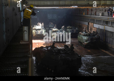 Bucht von Bengalen (Nov. 21, 2019) US-Marines aus dem 2., 2. Marine Regiment, derzeit um die 3. Marine Division zugeordnet, zurück in US-Angriff amphibische Fahrzeuge an der Whidbey Island-Klasse dock Landung Schiff USS Germantown (LSD 42) während Tiger TRIUMPH. Tiger TRIUMPH gibt US-amerikanischen und indischen Truppen die Möglichkeit, Kenntnisse auszutauschen und von einander sowie persönlichen und beruflichen Beziehungen lernen. (U.S. Marine Foto von Mass Communication Specialist 1. Klasse Toni Burton) Stockfoto