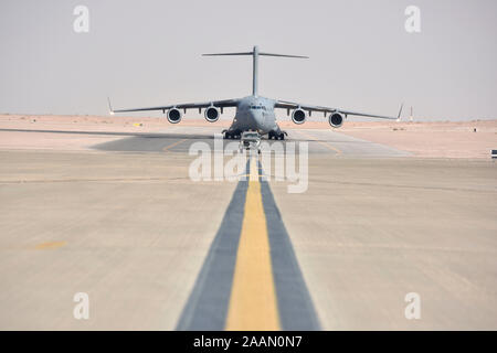 Eine C-17 Globemaster III Taxis in von der Startbahn nach der Landung am Prince Sultan Air Base, Saudi Arabien an November 7, 2019. PSAB wird als strategischen Standort für US Air Forces Central Command und US Central Command dienen und füllt eine für beide Seiten vorteilhafte Rolle der Bekämpfung der destabilisierenden regionale Aktivität. (U.S. Air Force Foto von Tech. Sgt. John Wilkes) Stockfoto