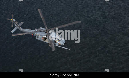Ein HH-60 Pave Hawk Hubschrauber in die 305Th Rescue Squadron (RQS), Davis-Monthan Air Force Base, Ariz zugeordnet, fliegt über die Gewässer der Bucht von Tampa, Fla., Nov. 8, 2019. MacDill Air Force Base bewirtete die 305th RQS für eine gemeinsame Kraft Bereitschaft Übung. (U.S. Air Force Foto von Airman 1st Class Ryan C. Grossklag) Stockfoto