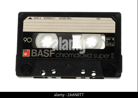 Stockholm, Schweden - 12. November 2019: Nahaufnahme eines BASF chromdioxid super II compact Audio Cassette ab Mitte der 80er Jahre isoliert auf weißem backgr Stockfoto