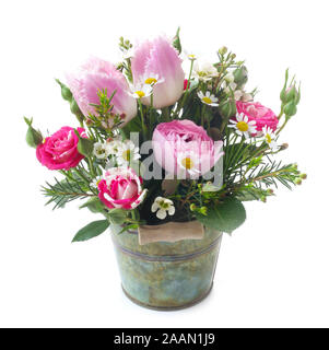 Blumenstrauß in einer Miniatur Schaufel auf weißem Hintergrund Stockfoto