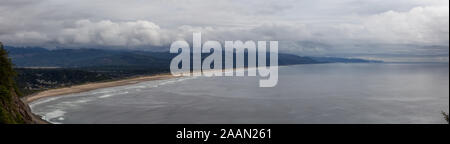 Manzanita, California, United States. Antenne Panoramablick auf einer kleinen Stadt und einem Sandstrand an der Küste des Pazifischen Ozeans in einem bewölkten Sommertag. Stockfoto