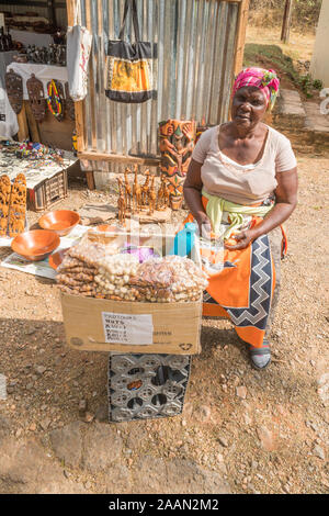 Afrikanische Straßenhändler oder hawker verkauft Macadamia und Pekannuss am Straßenrand in Pilgrims Rest, Mpumalanga, Südafrika Konzept das tägliche Leben in Afrika Stockfoto