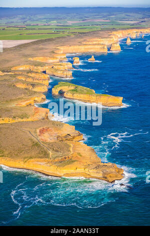 Panoramablick auf das Luftbild von zwölf Apostel Küstenlinie und Muttonbird Island im Port Campbell National Park, Victoria, Australien Stockfoto