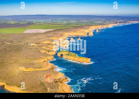 Panoramablick auf das Luftbild von zwölf Apostel Küstenlinie und Muttonbird Island im Port Campbell National Park, Victoria, Australien Stockfoto