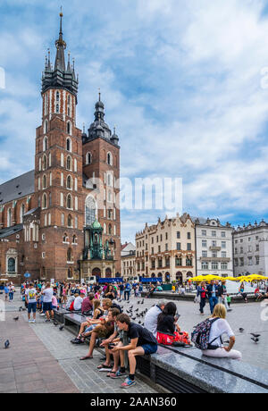 Der Backstein, der gotischen Kirche von Saint Mary's Basilica an der Krakauer Hauptplatz ist eines der besten Beispiele für gotische Architektur in Polen, Krakau, weniger Stockfoto